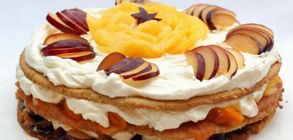 Rapea täytekakku hedelmillä