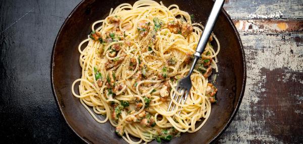 Saksanpähkinä-sardellipasta