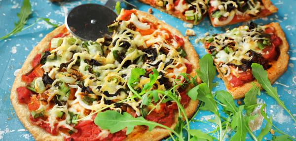 Satokauden pizza pyöreään piirakkapohjaan