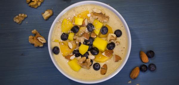 Smoothiekulho hedelmillä, pähkinöillä ja manteleilla