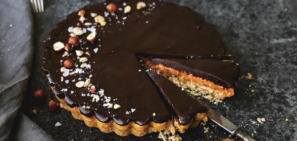 Suklaa-karamellipiirakka