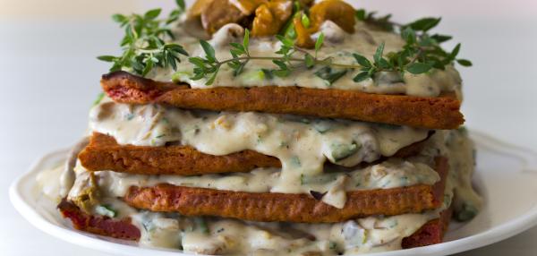 Suolainen pannarikakku kantarellimuhennoksella