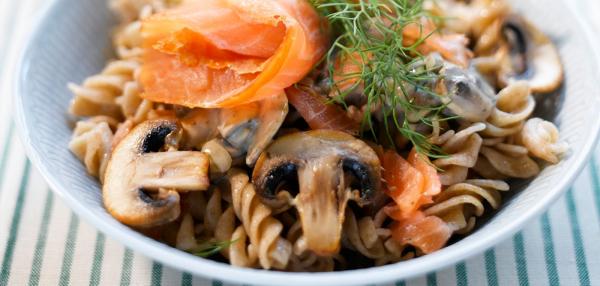 Täysjyvä Fusilli lohikastikkeella