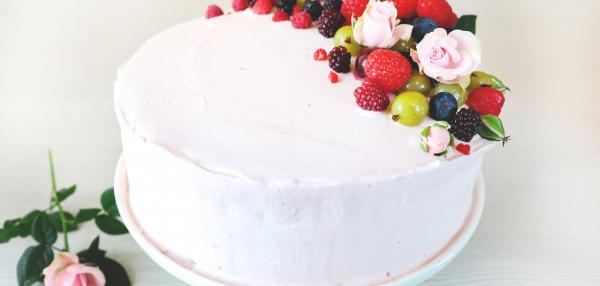 Täytekakku tattarijauhoilla, kesämarjatäytteellä