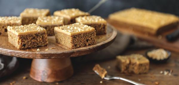 Taatelikakkuleivokset suolakaramellikuorrutuksella