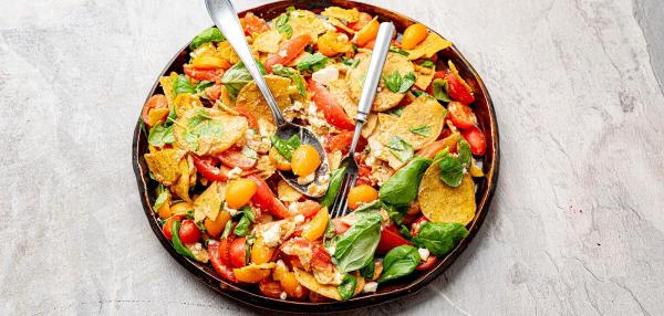 Tomaattisalaatti ja rouskuvat kaurachipsit