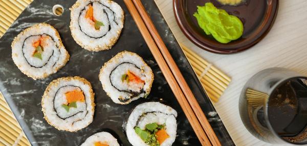 Uramaki, sushirullat nurinpäin kasvistäytteellä