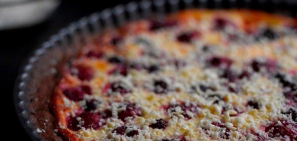 Vadelma-Valkosuklaapiirakka