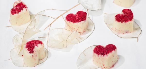 Valkosuklaa-vadelmakonvehti