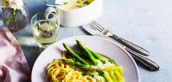 Vihreää parsaa, hollandaisekastiketta ja kurkumanauhapastaa