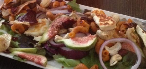 Viikuna-halloumisalaatti Pippuripastasta