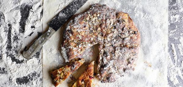 Vuohenjuusto-puolukkaleipä