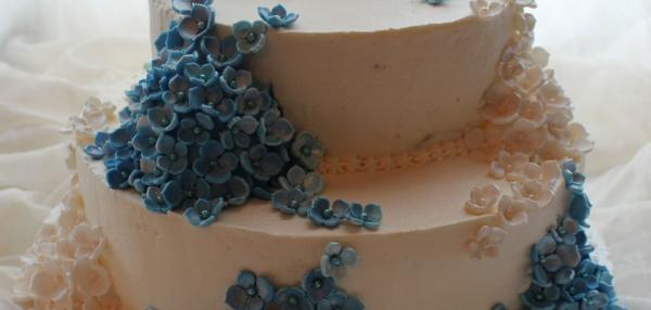 Hortensiahuntuinen kermakakku