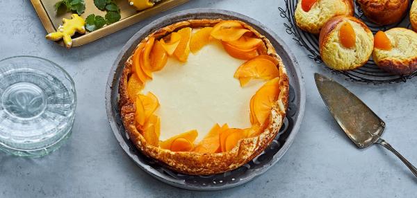 Rahkakakku keltaisilla hedelmillä