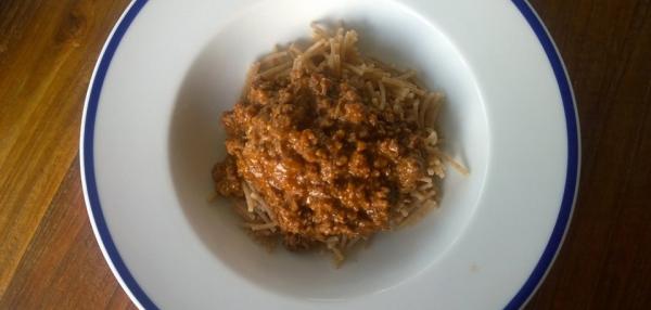 Ruskea jauhelihakastike ja rakettispagetti
