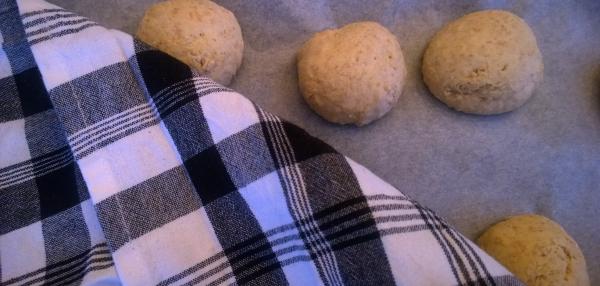 Vappu Pimiän aamulla leivottavat sämpylät