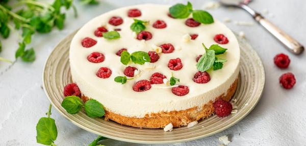 vadelmainen valkosuklaakakku