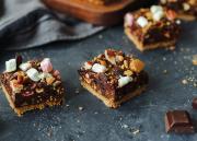 Kuvassa bloggarimme Arja-Elina Laineen tekemä Suklainen piparimurulevy