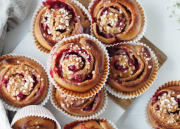 Kuvassa  someleipuri Anna Jaatisen Puolukkaiset pullakierteet