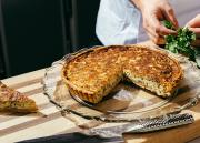 Juustoinen parsa-sieni kasvispiirakka