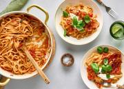 Pöydällä kattilassa ilmakuivattu kinkku-burratapastaa