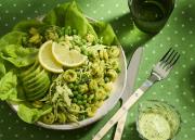 Annos Green Goddess-pastasalaattia lautasella pöydällä