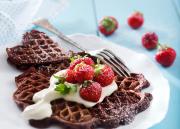 Suklaavohvelit mansikoilla