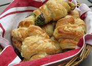 Croissantit pinaatti-parmankinkkutäytteellä
