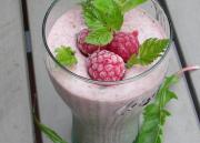 Kefiirismoothie luonnonyrtein ja marjoin