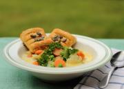 Kesäkeitto ja Kasvis-Juustopasteijat