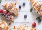 Croissantit kreemillä ja marjoilla