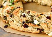 Feta-siemen-karpalotäytteinen leipäkranssi