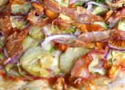 Kantarelli-pekonipizza ruis-nokkospohjalla