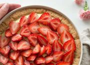 Mansikkapiirakka valkosuklaan kera