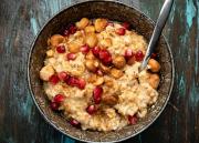 Paahdettu kaurapuuro ja granaattiomenan siemeniä