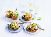 Syötävät ruiskupit halloumi-avokadosalaatilla