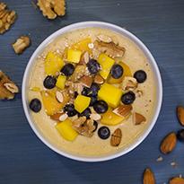 Smoothiekulho hedelmillä, pähkinöillä ja manteleilla