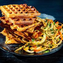 Maghreb pulled pork -vohvelit ja porkkana-fenkolisalaatti