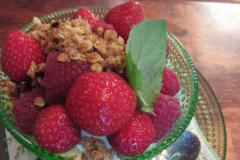 Annoskippo jossa mansikoita ja rapeaa kauramurua