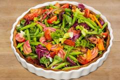 Värikäs tomaatti-papu-raitajuuri-salaattitäytteinen pyöreä piirakka