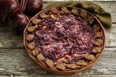 Pyöreä piirakka, jossa viipaloituja punajuuria ja sydänkoristelu reunoissa