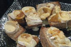 Leipäviipaleita jotka on kuorrutettu marmeladilla ja vuohenjuustolla