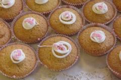 Ryhmä vaaleita pikeerillä koristeltuja kirsikkamuffineita leivosvuoissa