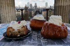 Pariisilaisen parvekkeen pöydällä kaksi Baba au rhumia ja annos lautasella, aprikoosikuorrutteella ja kermavaahdolla kruunattuna.