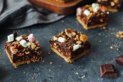 Kuvassa bloggarimme Arja-Elina Laineen tekemä Suklainen piparimurulevy