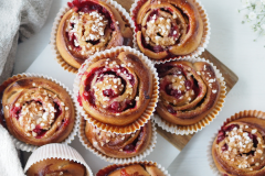 Kuvassa  someleipuri Anna Jaatisen Puolukkaiset pullakierteet