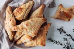 Bataatti-currypasteijat