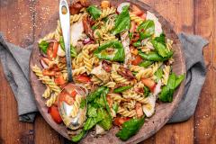 Kana-pekoni-pastasalaatti