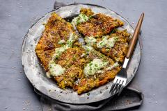 Rapea riisikakku ja vihreä tahinikastike