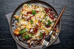 Riisi-linssisalaatti, paahdettua halloumia ja tomaattia